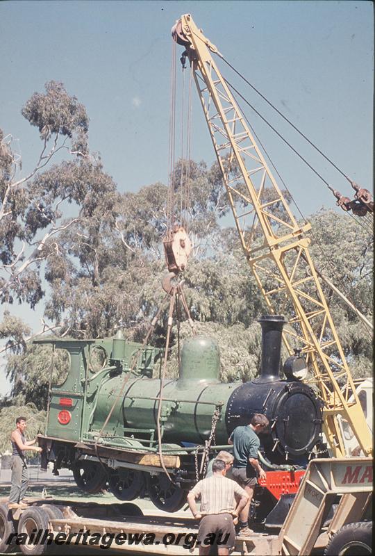 P12376
A class 11, lowering onto trailer, South Perth Zoo

