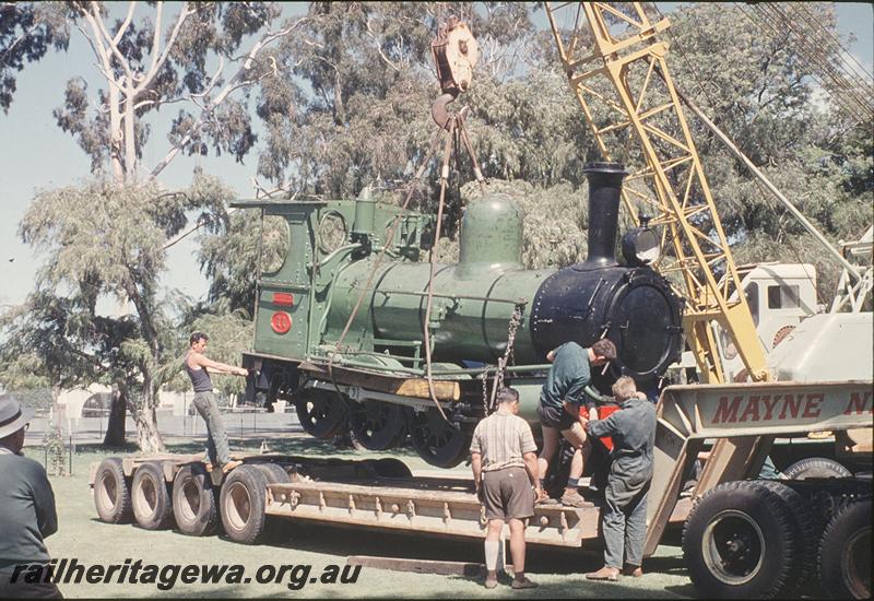 P12377
A class 11, lowering onto trailer, South Perth Zoo
