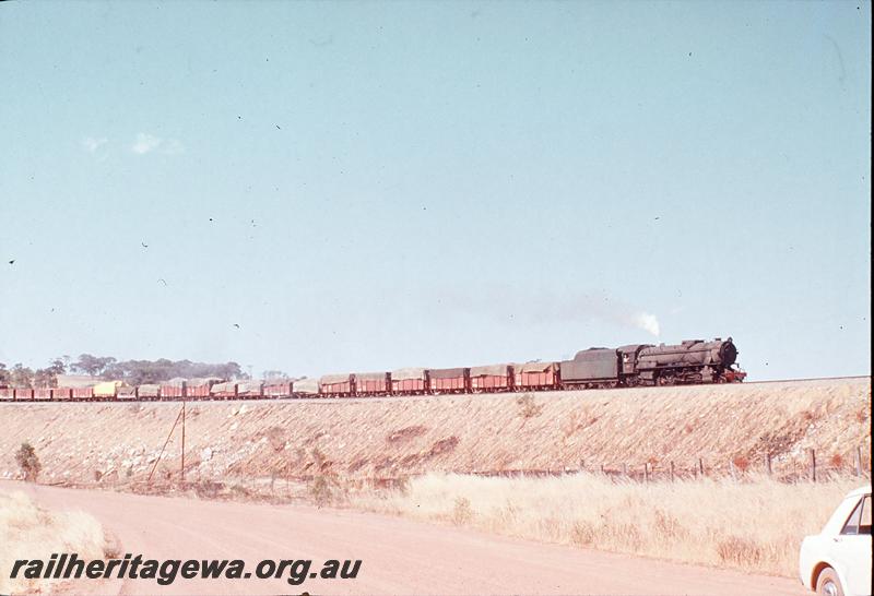 P12397
V class 1214, 24 goods, east of Horseshoe Hill cutting. Avon Valley line.
