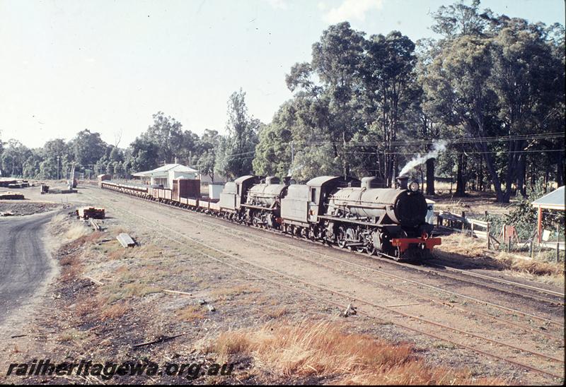 P12423
W class 937, W class 917, loading bank, crane, station buildings, Greenbushes, PP line. Additional wagons including stock wagon for brake power.
