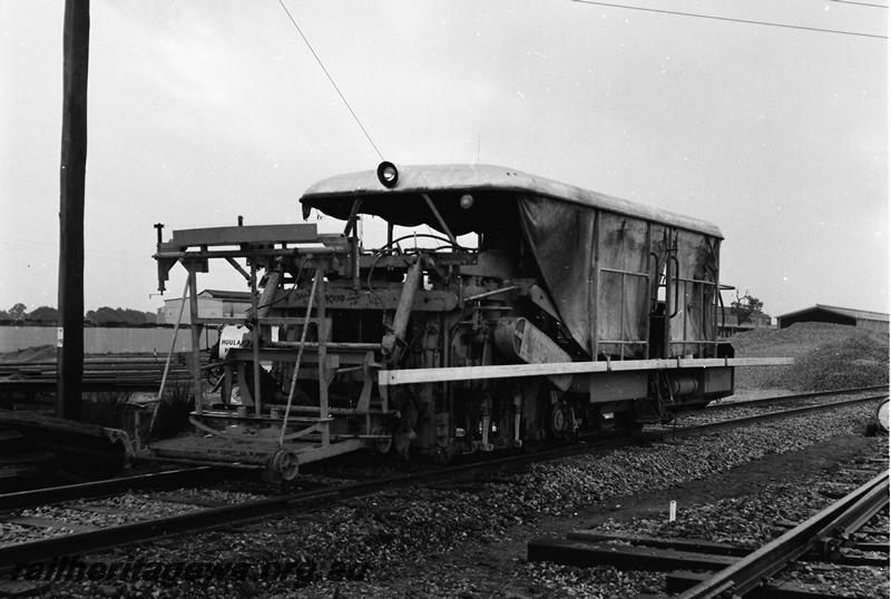 P12769
Track tamper, front and side view
