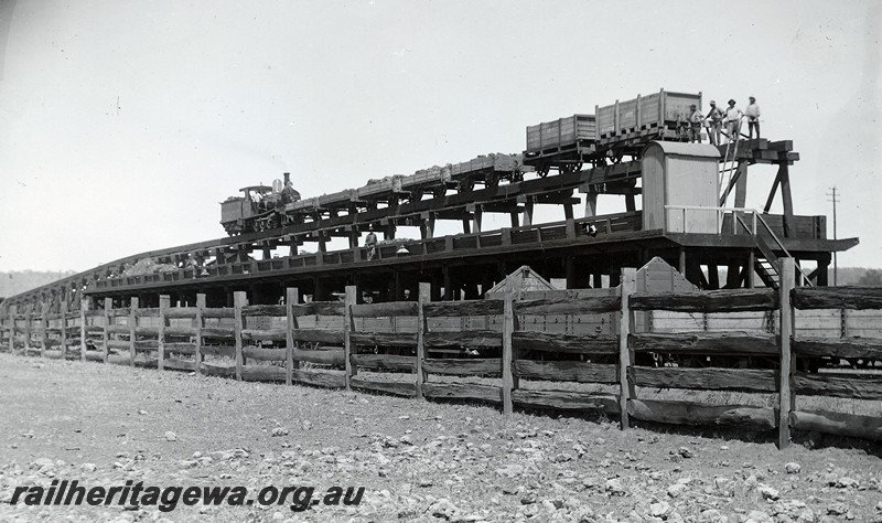 P12940
G class loco, loaded coal wagons, F class wooden water tank wagons, elevated coal stage, Northam Loco Depot, overall view of the coal stage.

