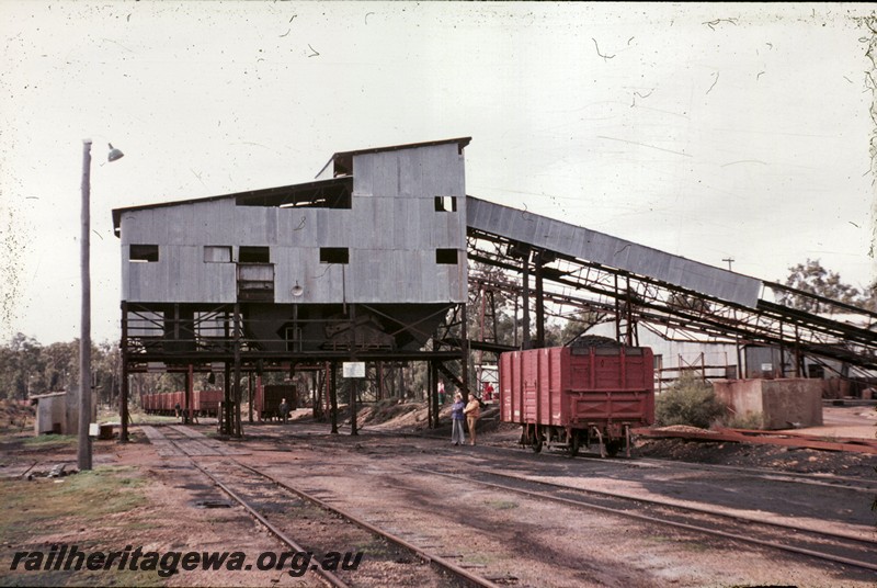 P13442
GH class wagon loaded with coal, coal loading plant, Western No. 2 mine, Collie, Collie Cardiff line, side view of the plant. Same as P2206
