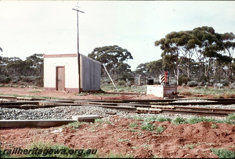 P13458
Shed, lever frame at the crossing of the standard gauge and the narrow gauge lines at the 269m 50 ch siding near Binduli, EGR line
