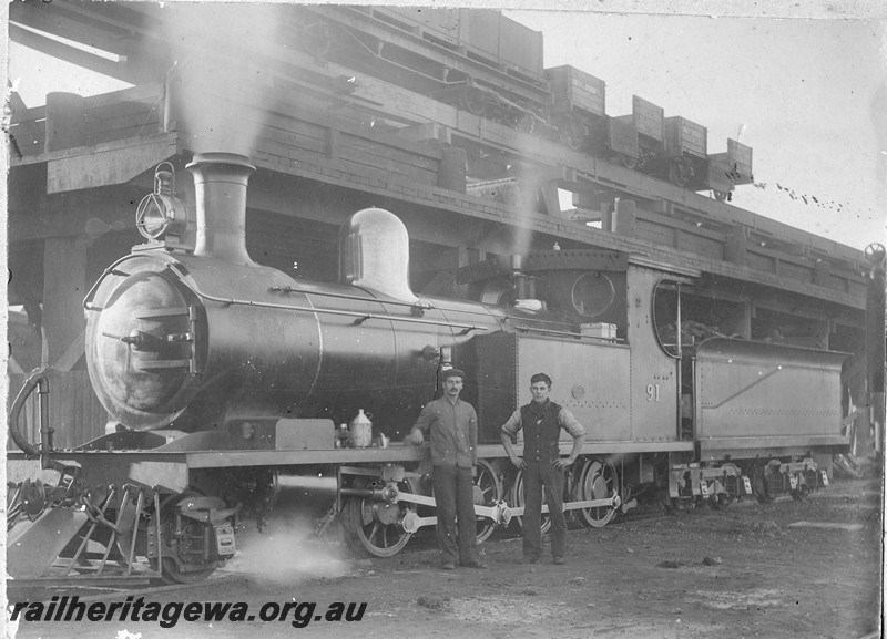 P13565
O class 91, elevated coal stage, Kalgoorlie, EGR line, front and side view, crew posing in front of loco, c1904
