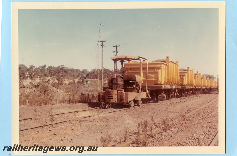 P13576
Simplex 0-4-0 shunting locomotive, NW class wagons with loaded iron ore containers, Wundowie Iron Works, A class 1504 in the background
