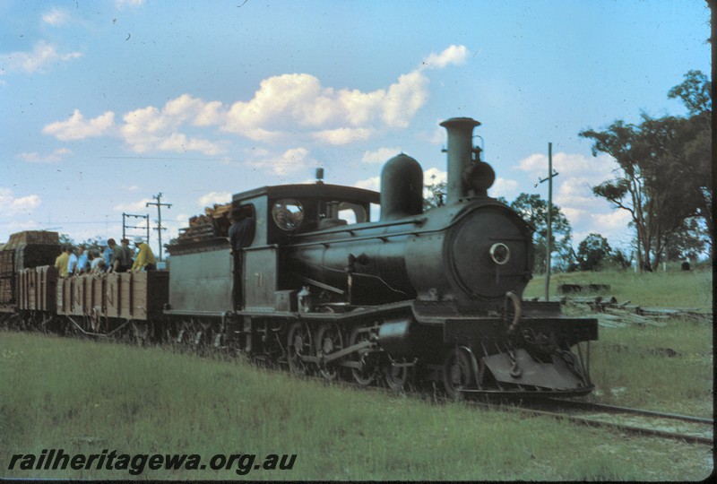 P13815
G class 71, Yarloop with ARHS members riding in open wagons behind, side and front view, ARHS visit.
