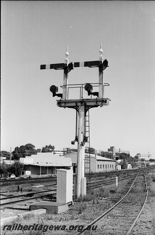 P14046
Bracket signal, two shunting dollies, relay telephone box, catch point, yard, Subiaco, ER line.
