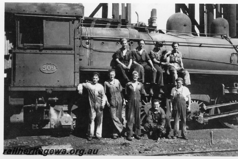 P14246
P class 509, Kalgoorlie loco depot, group of Loco Cleaners in front of the loco, side view of cab and boiler.
