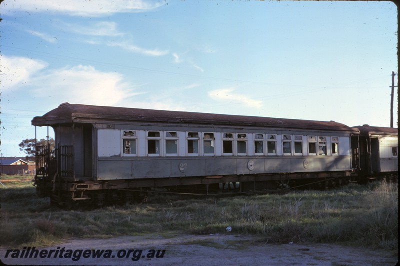 P14345
ARS class 281 second class carriage, end platform, end and side view, Midland, ER line.
