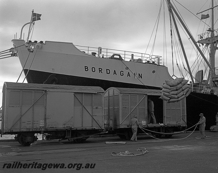 P14475
FD class 13592, FD class 13498, Fremantle Harbour, bags of flour being unloaded from the vans onto the ship, 
