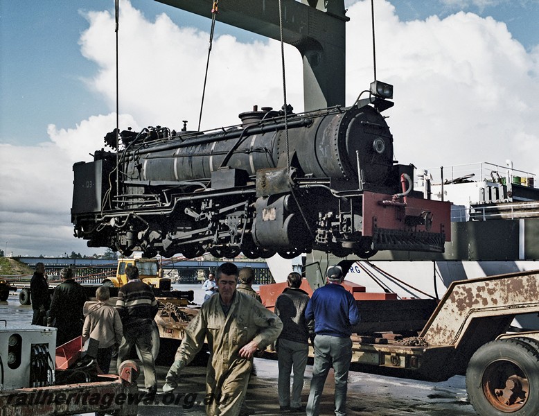P14477
BBR loco NG class 123, being unloaded from the ship 