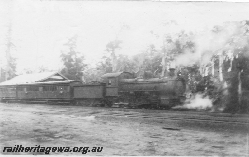 P14525
F class loco hauling country dogbox carriages, station building behind the train, Pemberton, PP line, 
