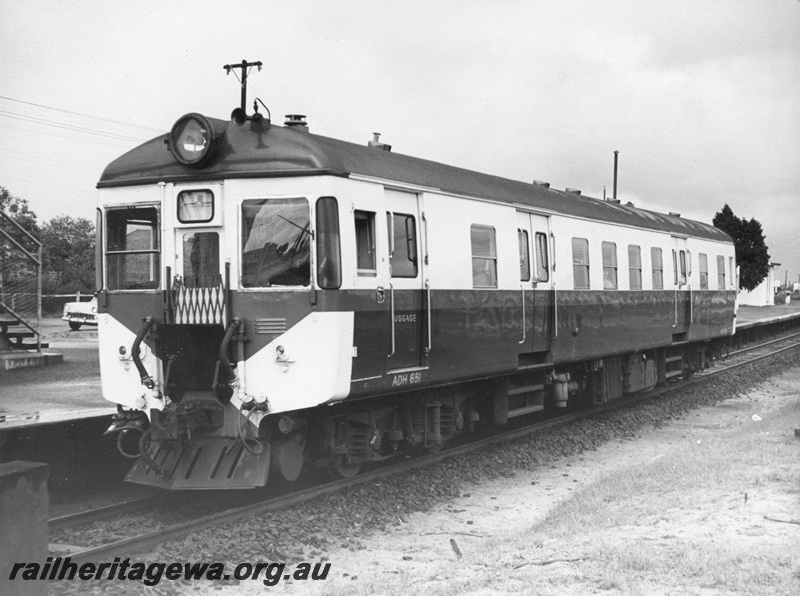 P14660
ADH class 65 in suburban configuration, front and side view.
