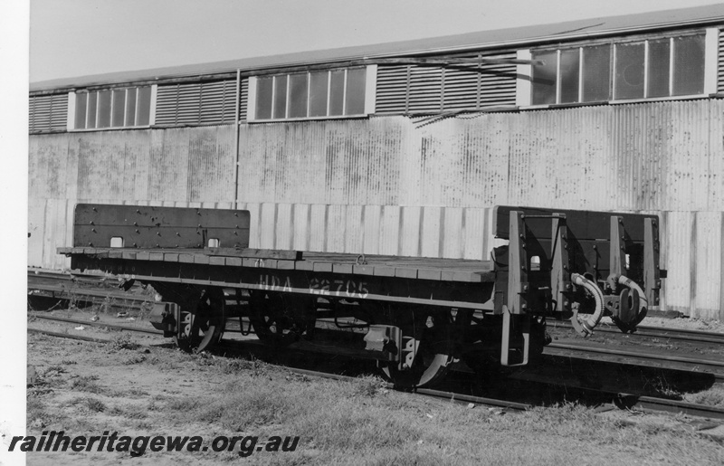 P15216
HDA class 22705 flat wagon, with low side ends at an unidentified location. End and side view of wagon. Similar to P8012.
