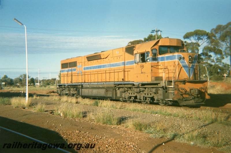 P15252
L class 256, Kalgoorlie, side and front view
