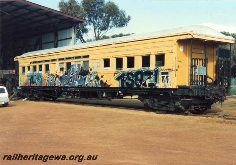 P15414
VW class 315 worker's carriage, ex AV class 315, graffiti covered yellow livery, side and end view, museum Cunderdin
