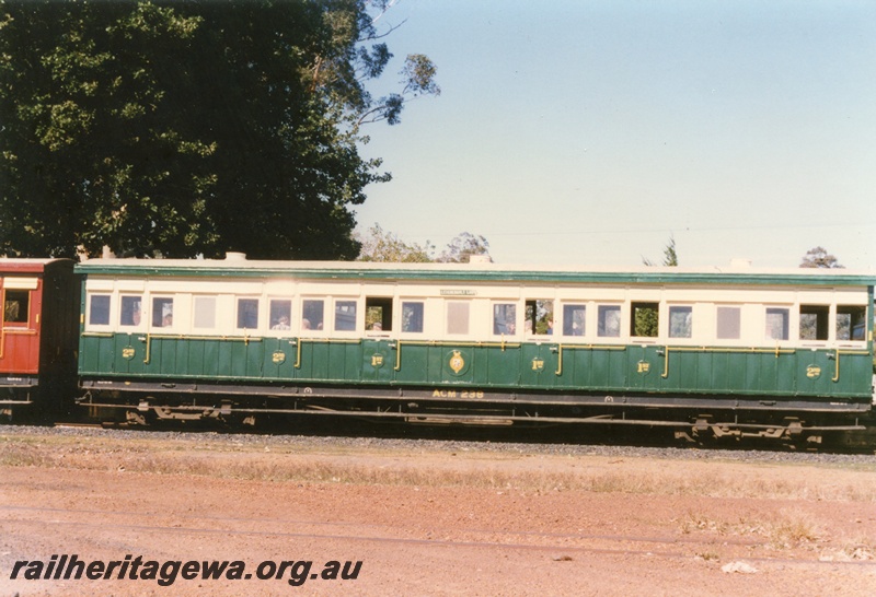 P15416
ACM class 238 carriage, green and cream livery, side view, Boyanup
