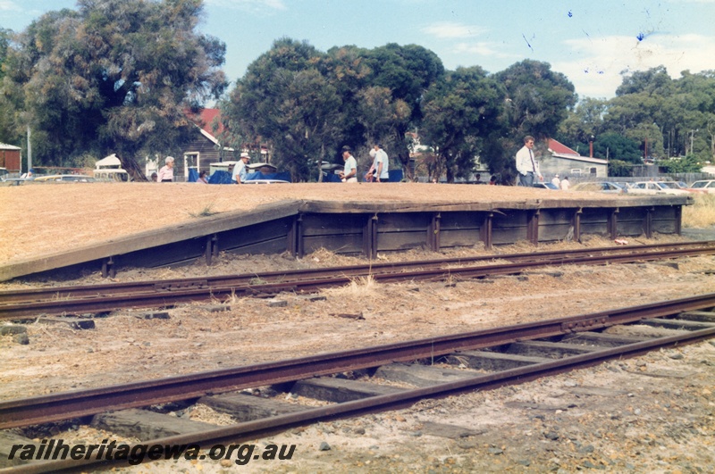 P15460
Loading platform with a gravel surface, Yarloop, SWR line, view from the ramp end and the track side

