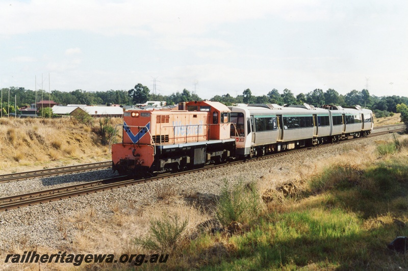 P15526
PTA loco, MA class 1862 long hood leading, hauls AEB class 343 and AEA class 243 electric multiple units southwards through Hazelmere to Forrestfield yard
