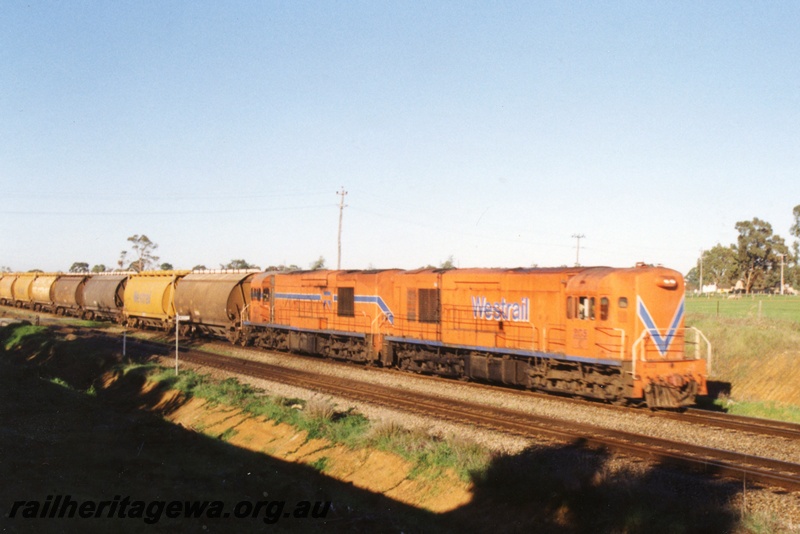 P15544
Double headed K classes haul an empty grain train northwards through Hazelmere towards Midland
