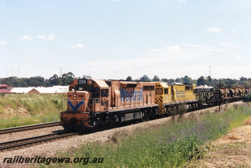 P15547
L class 256 double heading with Q class 307 hauling an intrastate freight train southwards through Hazelmere towards Forrestfield
