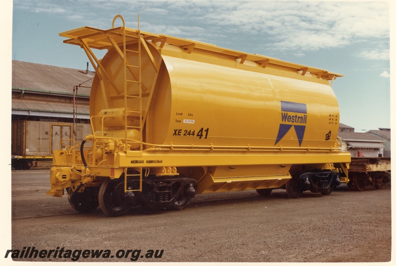 P16030
XE class 24441, mineral sands hopper, yellow, end and side view
