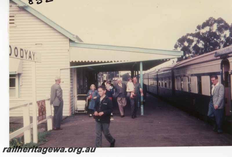 P16287
Passengers on the platform at Toodyay after arriving on a tour train.
