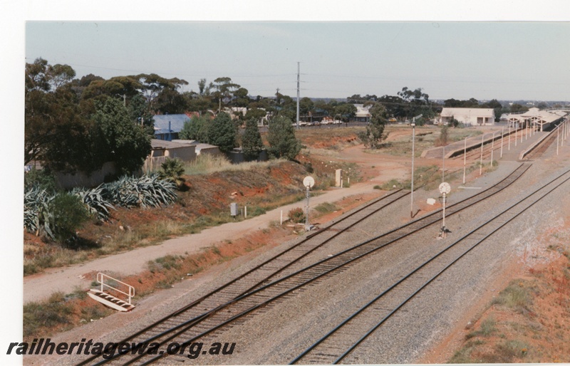 P16294
Eastern end of Kalgoorlie Station showing passenger and freight main lines with trackage to the former 'Trans' dock also evident. Photo taken from Maritana Street Bridge.
