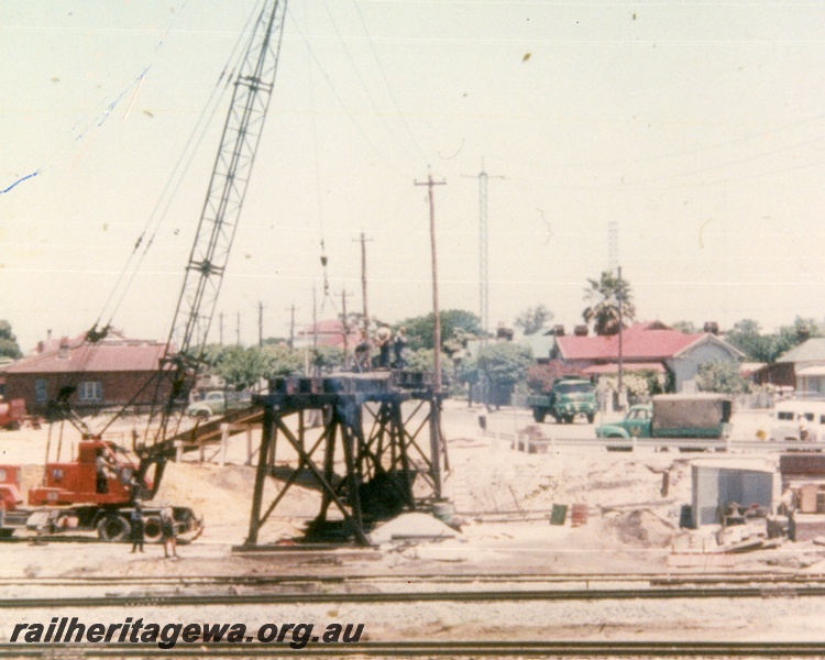 P16321
Footbridge demolition, mobile crane, motor vehicles, workers, Summer Street, East Perth, ER line
