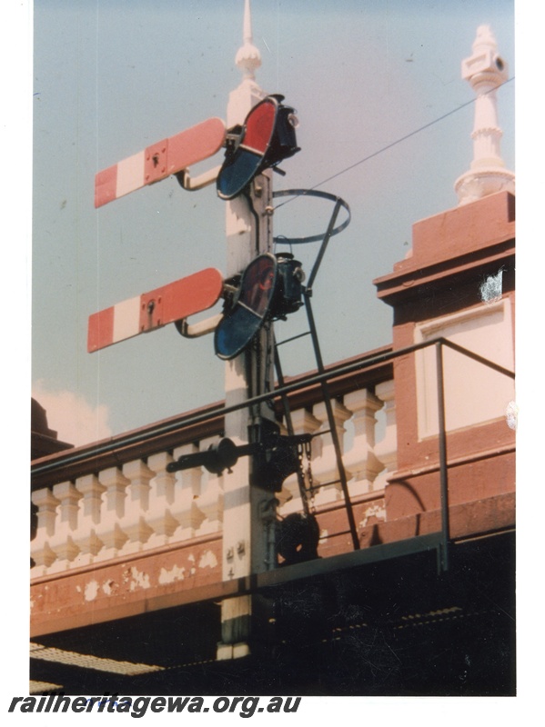 P16332
Semaphore signal with two arms, road bridge (part), Perth city station
