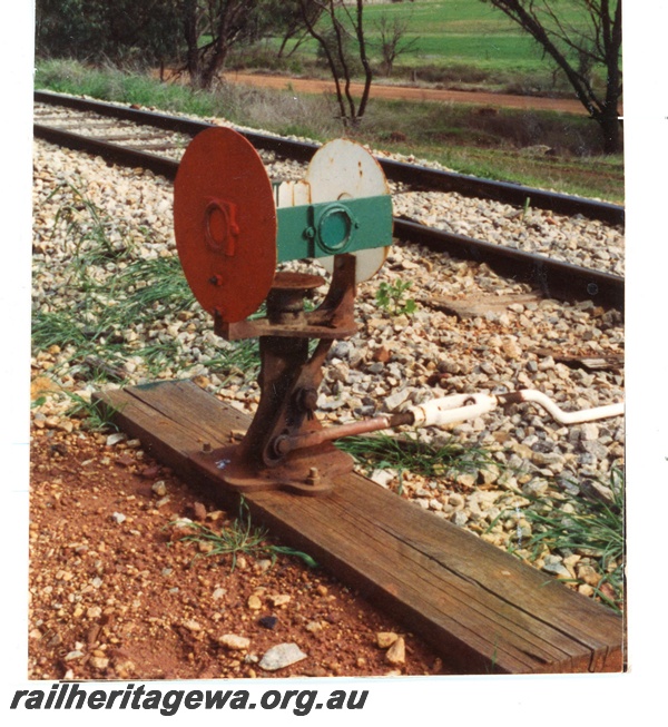 P16335
Disc signal attached to wooden base, rod
