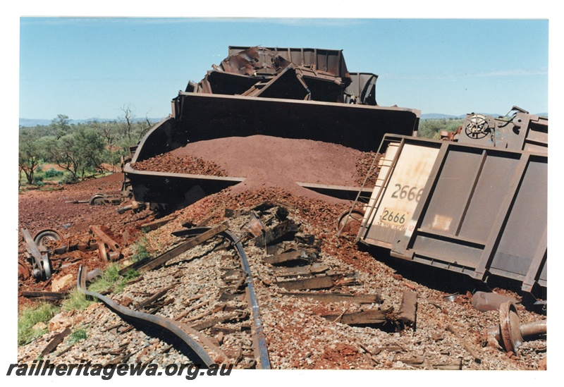 P16766
Mount Newman (MNM) loaded ore train derailment 243-246 km. Loss of 88 ore cars 

