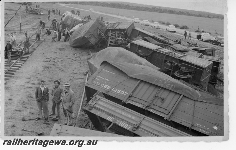P16922
Carrabin derailment of number 94 goods. 13th June 1955, Wagons GER class 12507, HC class 21607 and X class 1004 