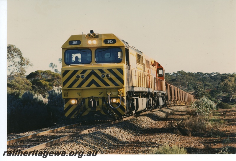 P16942
Q class 305 leads an unidentified L class on an iron ore train near Norseman. Q class in Westrail yellow livery and L class in orange livery.
