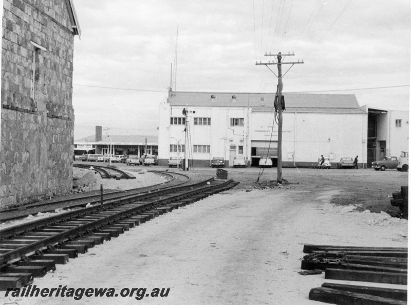 P17012
New trackwork and formation, signal, Fremantle, FA line, standard gauge project, c1966
