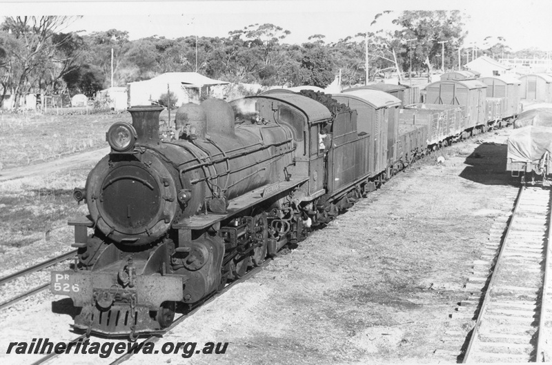 P17035
PR class 526, working No 26 Goods Narrogin to Midland, shunting wagons at Pingelly yard on the GSR line.
