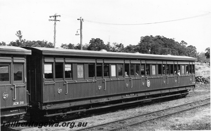 P17128
ACL class 406 side door carriage pictured at Yarloop as part of the Vintage Train. Part of ACM class carriage 391 to left. SWR line.
