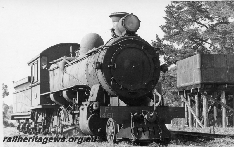 P17462
FS 461 steam locomotive in the yard at Boyanup. Note the water tower next to locomotive. BB line. 
