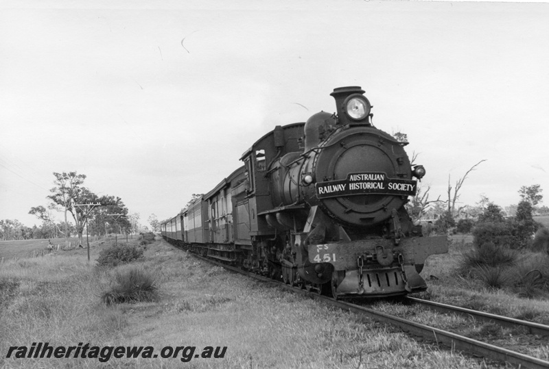P17586
1 of 4, FS class 451 steam locomotive on Reso train, side and front view, between Brunswick Junction and Collie, BN line.
