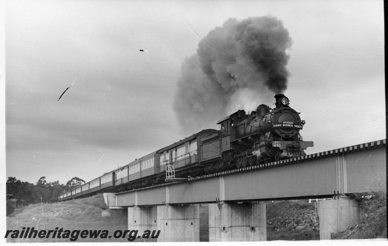 P17588
3 of 4, FS class 451 steam locomotive on Reso train, side and front view, crossing steel girder bridge between Brunswick Junction and Collie, BN line.
