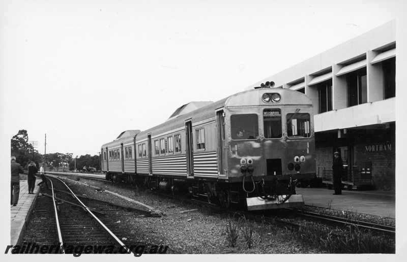 P17821
4 of 5 of ADK class 690 & 684 railcars at Northam station. Note the former 'diamond' rail crossing allowing narrow gauge access to the former East Northam fuel depots. EGR line.
