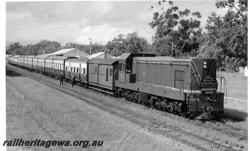 P17823
1 of 3 of A class 1504 diesel locomotive on a ARHS Tour train to Jarrahdale, Mundijong, SWR line. Note goods Z class brakevan behind locomotive and AJ class carriage. 3/4 side view of locomotive.
