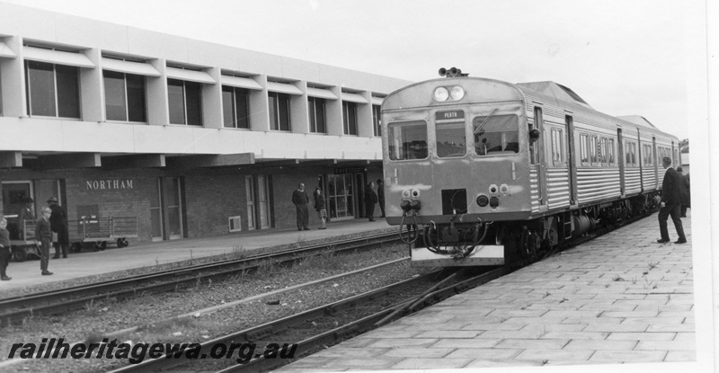 P17836
ADK class 690 & 684 diesel railcars at Northam station with ARHS Tour to Wundowie. EGR line. Note portion of station building with platform trolleys and interested spectators. Front view of railcar noted. See also P17818 to P17822.

