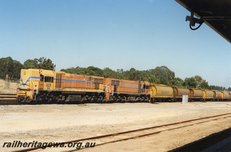 P17961
DA class 1576, DA class 1574, double heading an empty wheat wagon train from Fremantle to Miling, Midland, ER line
