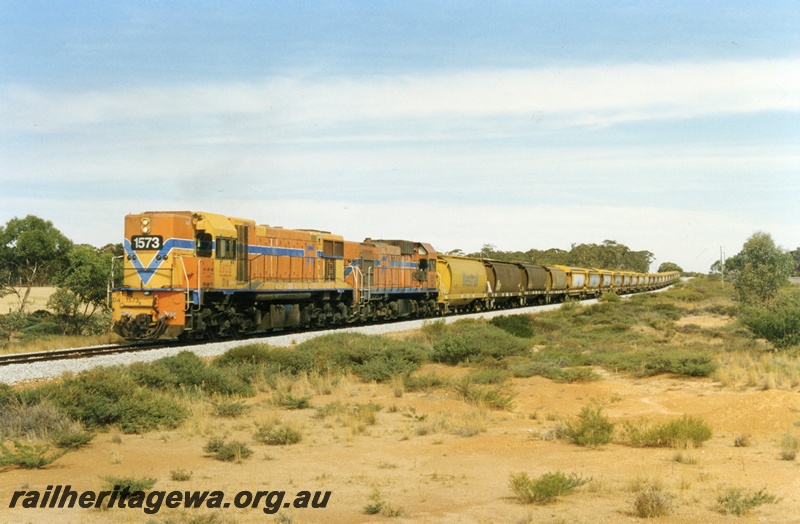 P17983
DA class 1573 and AA class 1516, double heading empty wheat wagon train, near Piawaning, CM line
