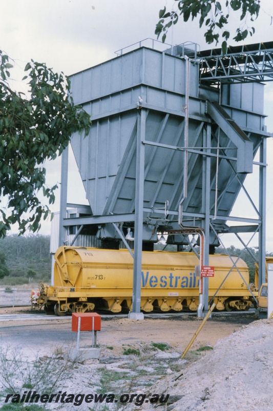 P18304
XY class 25713 wagon being loaded, coal loader and conveyor belt, Chicken Creek, end and side view

