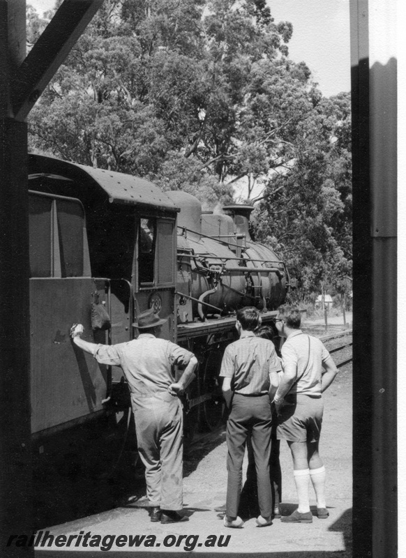 P18334
PMR class 730, driver with young rail enthusiasts admiring the engine, Parkerville, ER line, side view
