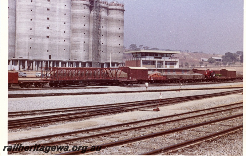 P18374
Rake of goods wagons, CBH wheat silos, Yardmaster'ss office, Avon Yard, Avon Valley line
