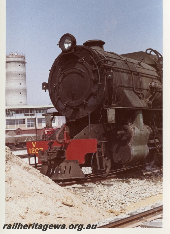 P18375
V class 1207, wheat silo, Yardmaster'ss office, Avon Yard, Avon Valley line, front and partial side view

